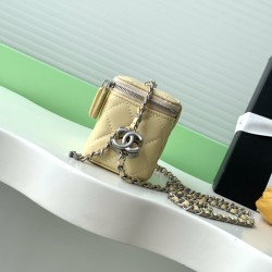 630 25b new makeup bag lambskin really exquisite Oh high value enamel logo double C adjustable buckle is a bright spot more and more love this makeup bag with hand carry is very beautiful ah with any clothes can make you absolutely beautiful Model No. AP3