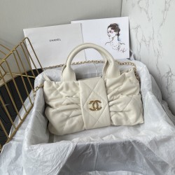 680 Chanel 25C fall and winter runway bow bag design and style analysis Material variety of styles changeable practical aesthetics of daily elegance despite the appearance of charming and exquisite practicality and capacity has also been a perfect balance