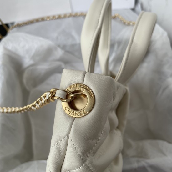 680 Chanel 25C fall and winter runway bow bag design and style analysis Material variety of styles changeable practical aesthetics of daily elegance despite the appearance of charming and exquisite practicality and capacity has also been a perfect balance