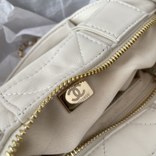 680 Chanel 25C fall and winter runway bow bag design and style analysis Material variety of styles changeable practical aesthetics of daily elegance despite the appearance of charming and exquisite practicality and capacity has also been a perfect balance