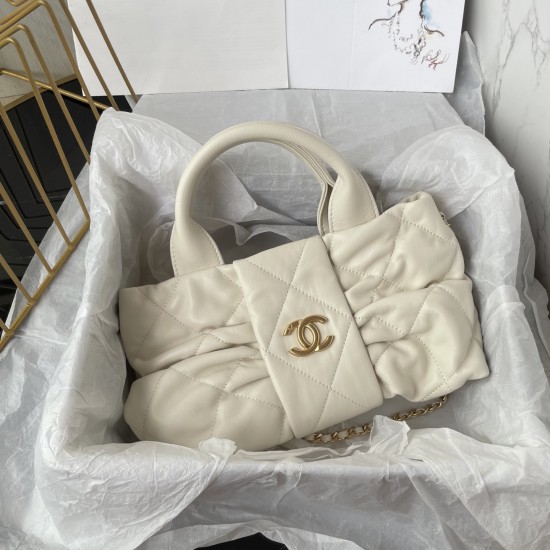 680 Chanel 25C fall and winter runway bow bag design and style analysis Material variety of styles changeable practical aesthetics of daily elegance despite the appearance of charming and exquisite practicality and capacity has also been a perfect balance
