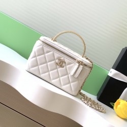 680 25b Double C logo with diamonds Cosmetic case Exquisite handle design more fashionable Lambskin with metal hardware texture wear-resistant and durable Classic design and style versatile and practical really exquisite Oh high value Small more and more 