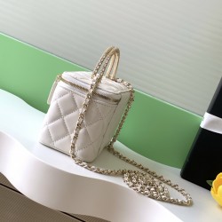 680 25b Double C logo with diamonds Cosmetic case Exquisite handle design more fashionable Lambskin with metal hardware texture wear-resistant and durable Classic design and style versatile and practical really exquisite Oh high value Small more and more 