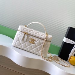 610 Chanel Sheepskin Mandarin Ducks Buckle 25C LP Handle Cosmetic Bag Box Bag Color very classic and durable shape pleasant pleasant capacity is also very large sun put two large cell phones is also more than enough love love shoulder strap can also be fr