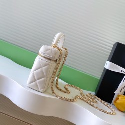 610 Chanel Sheepskin Mandarin Ducks Buckle 25C LP Handle Cosmetic Bag Box Bag Color very classic and durable shape pleasant pleasant capacity is also very large sun put two large cell phones is also more than enough love love shoulder strap can also be fr