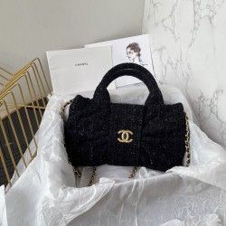 650 Chanel 25C fall and winter runway bow bag design and style analysis Material variety of styles changeable practical aesthetics of daily elegance despite the appearance of charming and exquisite practicality and capacity has also been a perfect balance