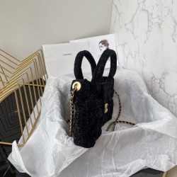 650 Chanel 25C fall and winter runway bow bag design and style analysis Material variety of styles changeable practical aesthetics of daily elegance despite the appearance of charming and exquisite practicality and capacity has also been a perfect balance