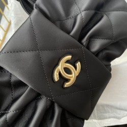650 Chanel 25C fall and winter runway bow bag design and style analysis Material variety of styles changeable practical aesthetics of daily elegance despite the appearance of charming and exquisite practicality and capacity has also been a perfect balance