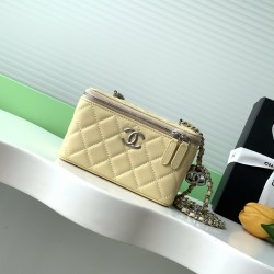 680 25b new cosmetic bag lambskin really exquisite Oh high value enamel logo double C adjustable buckle is a highlight more and more love this cosmetic bag with hand carry is very beautiful ah with any clothes can make you absolutely beautiful Model No. A