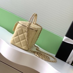 680 25b Double C logo with diamonds Cosmetic case Exquisite handle design more fashionable Lambskin with metal hardware texture wear-resistant and durable Classic design and style versatile and practical really exquisite Oh high value Small more and more 