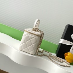 750 diamond buckle flash thousand gold sense Chanel diamond buckle in kind is really beautiful thousand gold both visual sense more exquisite than ever chain hole and metal bar above the letters are this with small fine diamonds under different light flas