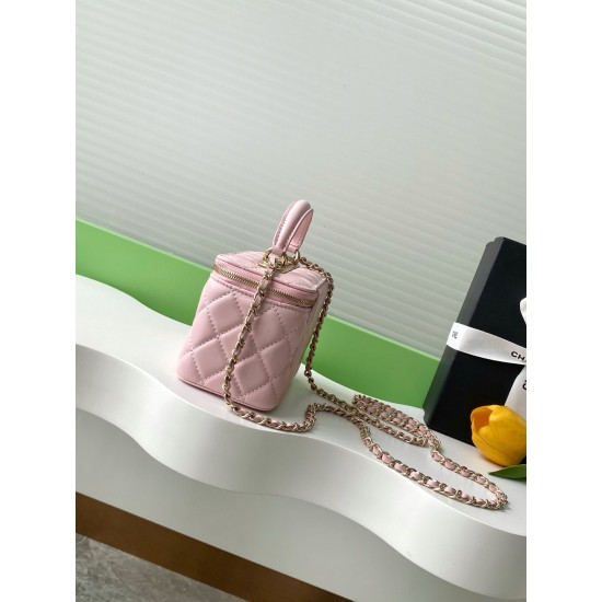 750 diamond buckle flash thousand gold sense Chanel diamond buckle in kind is really beautiful thousand gold both visual sense more exquisite than ever chain hole and metal bar above the letters are this with small fine diamonds under different light flas