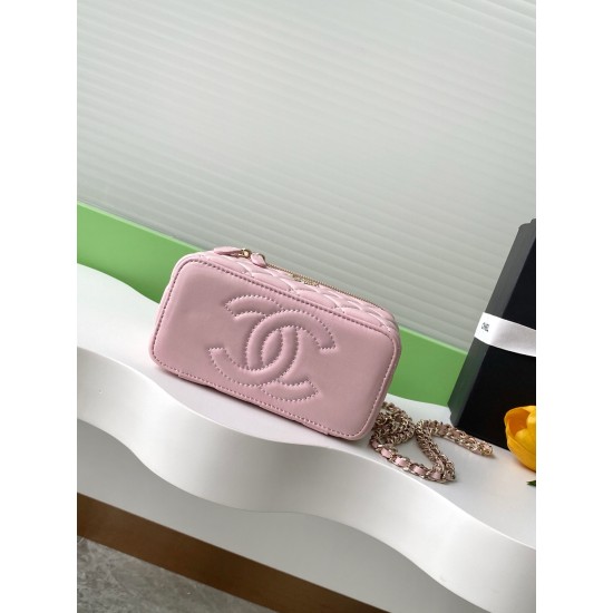 750 diamond buckle flash thousand gold sense Chanel diamond buckle in kind is really beautiful thousand gold both visual sense more exquisite than ever chain hole and metal bar above the letters are this with small fine diamonds under different light flas