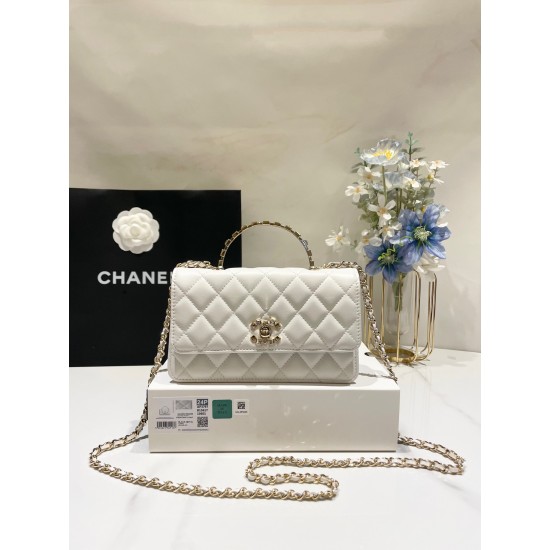 580 Chane1 24P Rhinestone Handle Woc Fragrance really fall in love at a glance Handle and Logo rhinestone details Blingbling really too la lining just enough size will be a high use of the bag AP3797 Size 185116cm