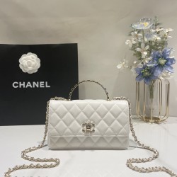 580 Chane1 24P Rhinestone Handle Woc Fragrance really fall in love at a glance Handle and Logo rhinestone details Blingbling really too la lining just enough size will be a high use of the bag AP3797 Size 185116cm