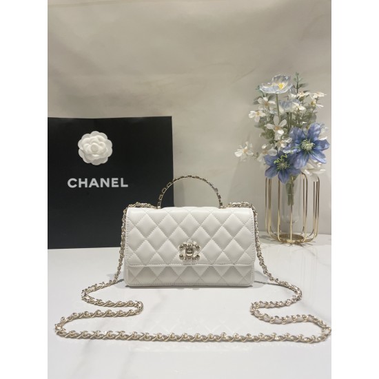 580 Chane1 24P Rhinestone Handle Woc Fragrance really fall in love at a glance Handle and Logo rhinestone details Blingbling really too la lining just enough size will be a high use of the bag AP3797 Size 185116cm