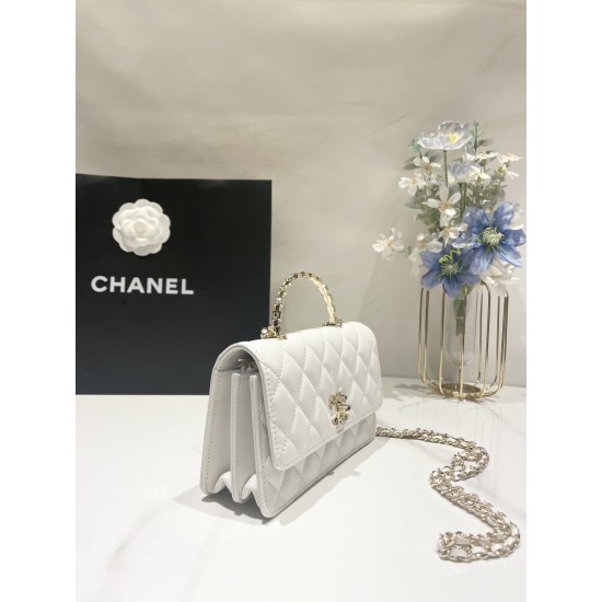 580 Chane1 24P Rhinestone Handle Woc Fragrance really fall in love at a glance Handle and Logo rhinestone details Blingbling really too la lining just enough size will be a high use of the bag AP3797 Size 185116cm