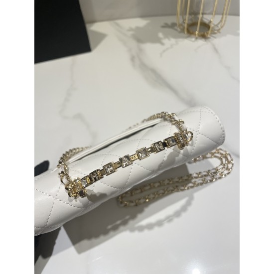 580 Chane1 24P Rhinestone Handle Woc Fragrance really fall in love at a glance Handle and Logo rhinestone details Blingbling really too la lining just enough size will be a high use of the bag AP3797 Size 185116cm