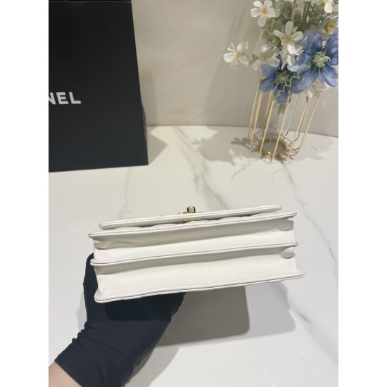 580 Chane1 24P Rhinestone Handle Woc Fragrance really fall in love at a glance Handle and Logo rhinestone details Blingbling really too la lining just enough size will be a high use of the bag AP3797 Size 185116cm