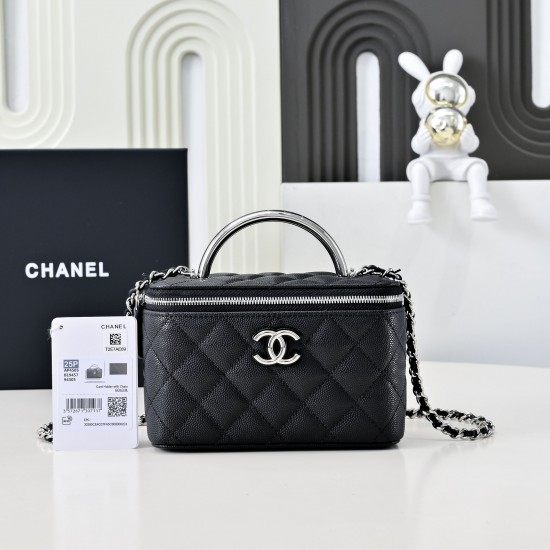 600 25P black and silver handle box bag handle really absolutely absolutely beautiful vintage gorgeous exquisite like a work of art woc capacity is also very large and practical with light silver hardware double C buckle design is also very special there 