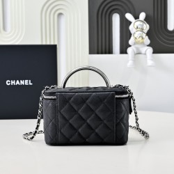 600 25P black and silver handle box bag handle really absolutely absolutely beautiful vintage gorgeous exquisite like a work of art woc capacity is also very large and practical with light silver hardware double C buckle design is also very special there 