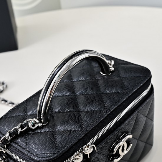 600 25P black and silver handle box bag handle really absolutely absolutely beautiful vintage gorgeous exquisite like a work of art woc capacity is also very large and practical with light silver hardware double C buckle design is also very special there 