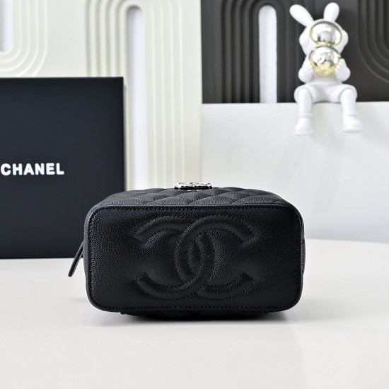 600 25P black and silver handle box bag handle really absolutely absolutely beautiful vintage gorgeous exquisite like a work of art woc capacity is also very large and practical with light silver hardware double C buckle design is also very special there 