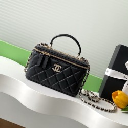 750 diamond buckle flash thousand gold sense Chanel diamond buckle in kind is really beautiful thousand gold both visual sense more exquisite than ever chain hole and metal bar above the letters are this with small fine diamonds under different light flas