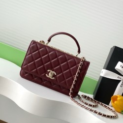 730 Drill Buckle Shining thousand gold Chanel Drill Buckle The real thing is really beautiful thousand gold both look and feel more exquisite than ever Chain hole and the letters on the metal bar are this with small diamonds in different light shines diff