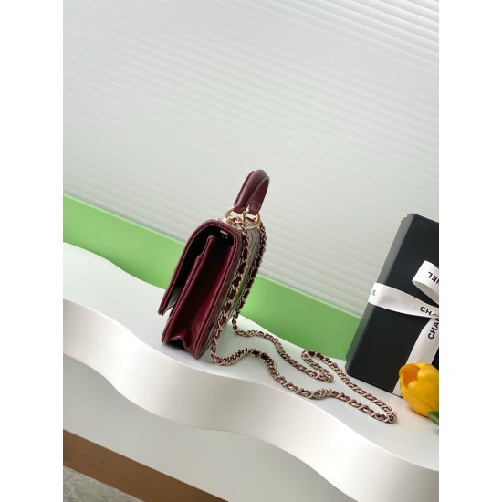 730 Drill Buckle Shining thousand gold Chanel Drill Buckle The real thing is really beautiful thousand gold both look and feel more exquisite than ever Chain hole and the letters on the metal bar are this with small diamonds in different light shines diff