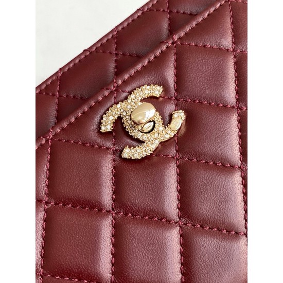 730 Drill Buckle Shining thousand gold Chanel Drill Buckle The real thing is really beautiful thousand gold both look and feel more exquisite than ever Chain hole and the letters on the metal bar are this with small diamonds in different light shines diff