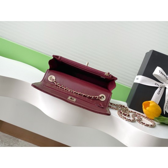 730 Drill Buckle Shining thousand gold Chanel Drill Buckle The real thing is really beautiful thousand gold both look and feel more exquisite than ever Chain hole and the letters on the metal bar are this with small diamonds in different light shines diff