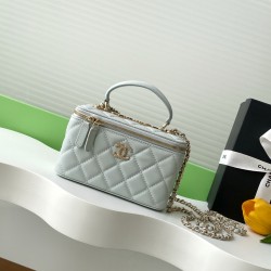 750 diamond buckle flash thousand gold sense Chanel diamond buckle in kind is really beautiful thousand gold both visual sense more exquisite than ever chain hole and metal bar above the letters are this with small fine diamonds under different light flas