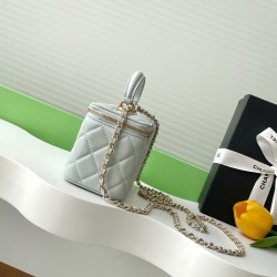 750 diamond buckle flash thousand gold sense Chanel diamond buckle in kind is really beautiful thousand gold both visual sense more exquisite than ever chain hole and metal bar above the letters are this with small fine diamonds under different light flas