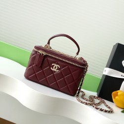 750 diamond buckle flash thousand gold sense Chanel diamond buckle in kind is really beautiful thousand gold both visual sense more exquisite than ever chain hole and metal bar above the letters are this with small fine diamonds under different light flas