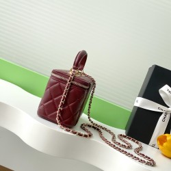 750 diamond buckle flash thousand gold sense Chanel diamond buckle in kind is really beautiful thousand gold both visual sense more exquisite than ever chain hole and metal bar above the letters are this with small fine diamonds under different light flas