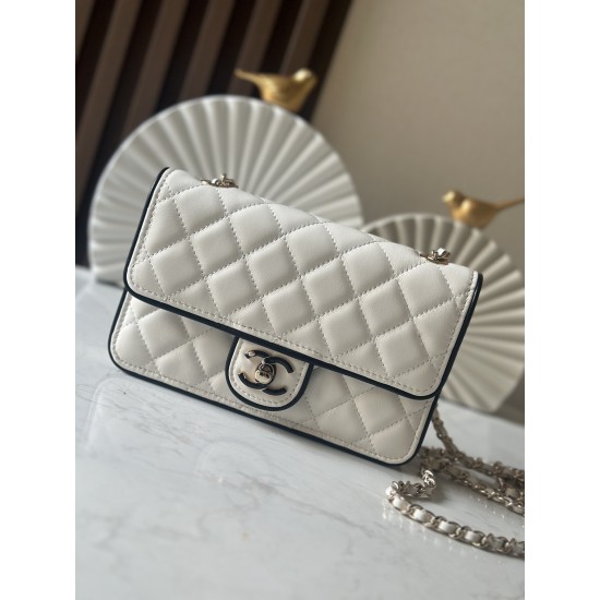 650 enamel buckle latest wocohanel25 summer preview series black and white chain wallet capacity space is just right practical and fashionable absolutely beautiful bag practical really flash to the tip of the heart this time the designer changes the light