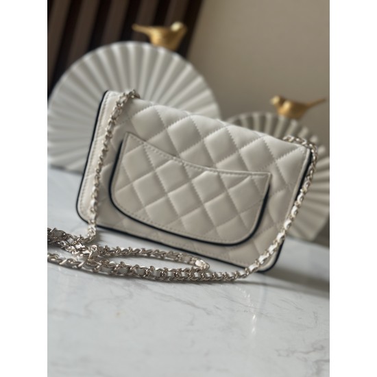 650 enamel buckle latest wocohanel25 summer preview series black and white chain wallet capacity space is just right practical and fashionable absolutely beautiful bag practical really flash to the tip of the heart this time the designer changes the light