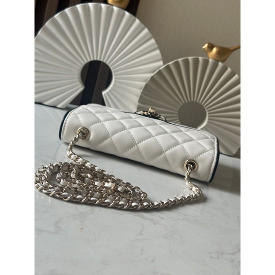 650 enamel buckle latest wocohanel25 summer preview series black and white chain wallet capacity space is just right practical and fashionable absolutely beautiful bag practical really flash to the tip of the heart this time the designer changes the light