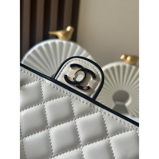 650 enamel buckle latest wocohanel25 summer preview series black and white chain wallet capacity space is just right practical and fashionable absolutely beautiful bag practical really flash to the tip of the heart this time the designer changes the light