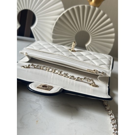 650 enamel buckle latest wocohanel25 summer preview series black and white chain wallet capacity space is just right practical and fashionable absolutely beautiful bag practical really flash to the tip of the heart this time the designer changes the light