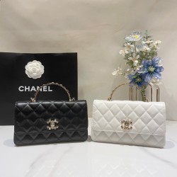 580 Chane1 24P Rhinestone Handle Woc Fragrance really fall in love at a glance Handle and Logo rhinestone details Blingbling really too la lining just enough size will be a high use of the bag AP3797 Size 185116cm