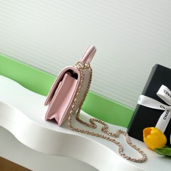 730 Drill Buckle Shining thousand gold Chanel Drill Buckle The real thing is really absolutely beautiful thousand gold both look and feel more exquisite than ever Chain holes and the letters on the metal bar are this with small diamonds in different light