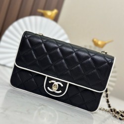 650 enamel buckle latest wocohanel25 summer preview series black and white chain wallet capacity space just right practical and stylish absolutely beautiful bag practical really flash to the tip of the heart this time the designer changes the light gold c