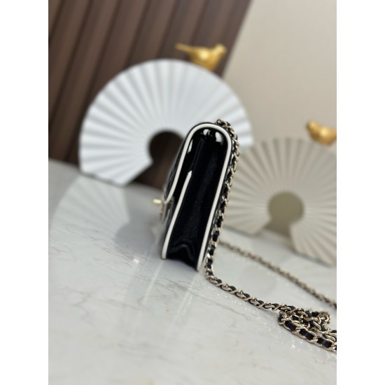 650 enamel buckle latest wocohanel25 summer preview series black and white chain wallet capacity space just right practical and stylish absolutely beautiful bag practical really flash to the tip of the heart this time the designer changes the light gold c