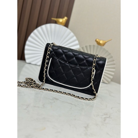 650 enamel buckle latest wocohanel25 summer preview series black and white chain wallet capacity space just right practical and stylish absolutely beautiful bag practical really flash to the tip of the heart this time the designer changes the light gold c