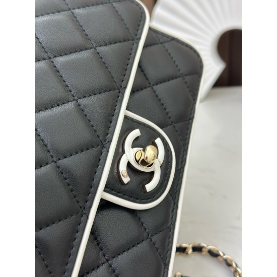 650 enamel buckle latest wocohanel25 summer preview series black and white chain wallet capacity space just right practical and stylish absolutely beautiful bag practical really flash to the tip of the heart this time the designer changes the light gold c