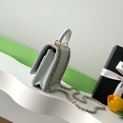 730 Drill Buckle Shining thousand gold Chanel Drill Buckle The real thing is really absolutely beautiful thousand gold both look and feel more exquisite than ever Chain holes and the letters on the metal bar are this with small diamonds in different light