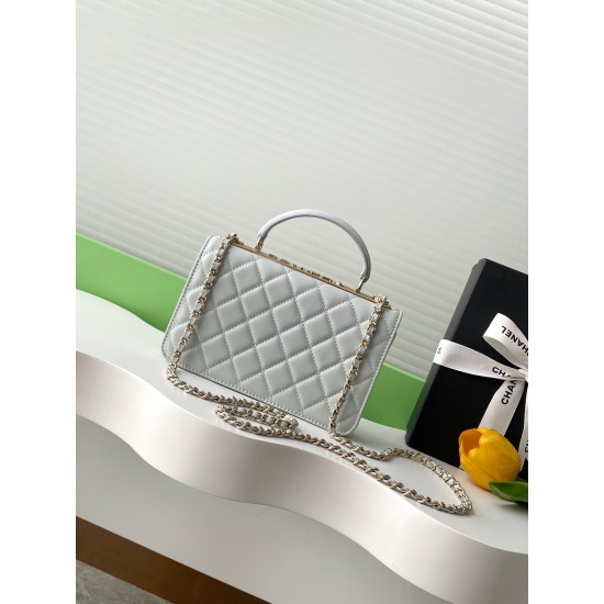 730 Drill Buckle Shining thousand gold Chanel Drill Buckle The real thing is really absolutely beautiful thousand gold both look and feel more exquisite than ever Chain holes and the letters on the metal bar are this with small diamonds in different light