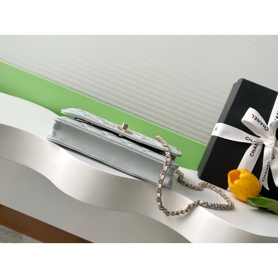 730 Drill Buckle Shining thousand gold Chanel Drill Buckle The real thing is really absolutely beautiful thousand gold both look and feel more exquisite than ever Chain holes and the letters on the metal bar are this with small diamonds in different light